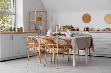 Noel sofrası, ökseotu çelengi ve yemek odasında mumlar.