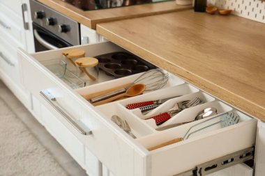 Mutfakta çatal bıçak takımı olan açık çekmece, yakın çekim.