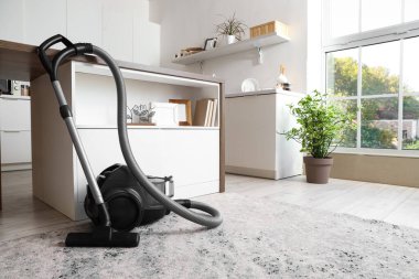 Modern elektrik süpürgesi mutfak masasının iç tarafında.