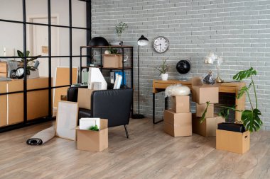 Taşınırken karton kutuları, eşyaları ve mobilyaları olan modern ofis.