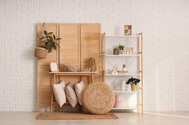 Ahşap perdeli, masa ve raf üniteli rahat bir odanın içinde.