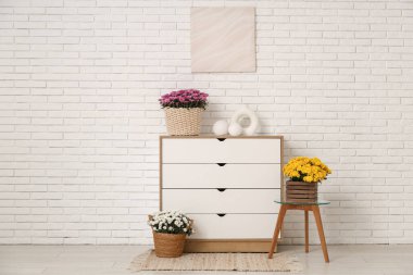 Odanın içinde klozet ve kasımpatı çiçekleri var.