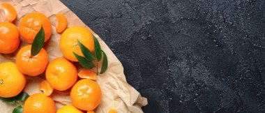 Metin ve üst görünüm için alanı olan siyah arkaplan üzerinde birçok tatlı mandalina