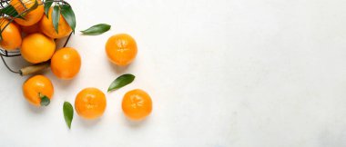 Beyaz zemin üzerinde tatlı mandalina sepeti ters çevrilmiş metin için boşluk, üst görünüm