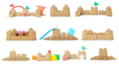 Beyaz arkaplanda kumdan kaleler