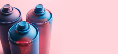 Pembe arkaplandaki sprey kutularını metin ve yakınlaştırma için boşluğa yerleştir