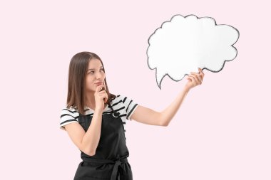 Pembe arka planda konuşma balonu olan önlüklü düşünceli genç bir kadın.