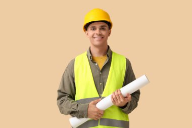 Bej arka planı olan genç bir erkek mühendis.