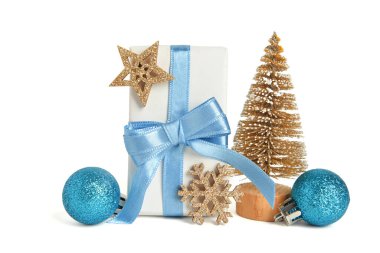 Süslü Noel ağacı ve beyaz arka planda oyuncakları olan hediye kutusu.