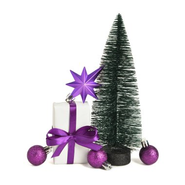 Süslü Noel ağacı ve beyaz arka planda oyuncakları olan hediye kutusu.