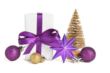 Süslü Noel ağacı ve beyaz arka planda oyuncakları olan hediye kutusu.