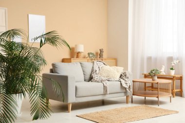 Modern oturma odasının şık iç dekorasyonu ve güzel çiçekleri var.