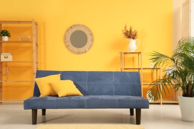 Kanepesi ve aynası olan modern bir oturma odası.