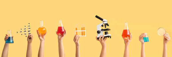 Многие руки с лабораторной посудой, микроскопом, молекулярной моделью и чашкой Петри на желтом фоне
