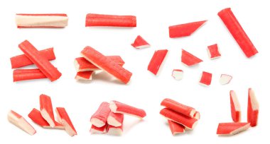 Beyaz arkaplanda lezzetli yengeç çubukları kolajı