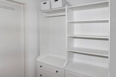 Modern gardıroptaki boş raflar ve çekmeceler