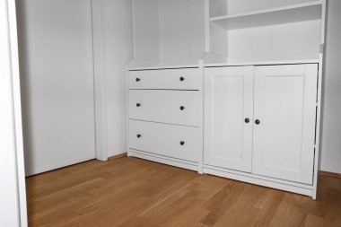 Modern gardıroptaki boş raflar ve çekmeceler