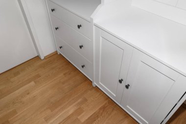 Modern gardıropta beyaz çekmeceler