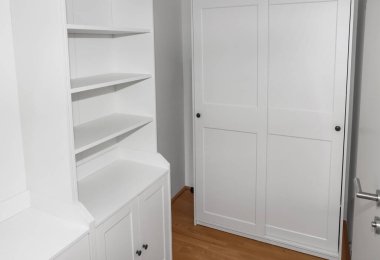 Modern gardıroptaki boş raflar ve çekmeceler