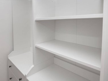 Modern gardıroptaki boş raflar, yakın çekim.