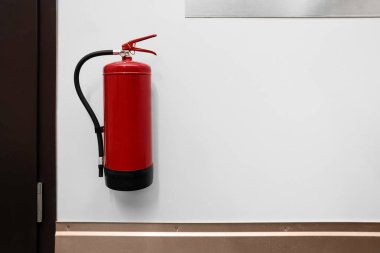 Yangın söndürücü binanın duvarında asılı.