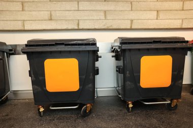 Odada plastik geri dönüşüm kapları