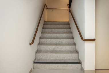 Modern binada altın parmaklıklı merdiven manzarası