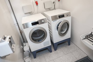 çamaşır odasında modern çamaşır makineleri