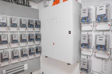 Elektrik sayaçları ve dolaplar odanın ışık duvarında.