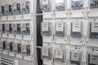 Odadaki ışık duvarında elektrik sayaçları