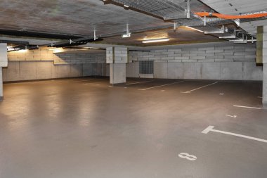 Boş yeraltı otoparkı manzarası