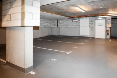 Boş yeraltı otoparkı manzarası