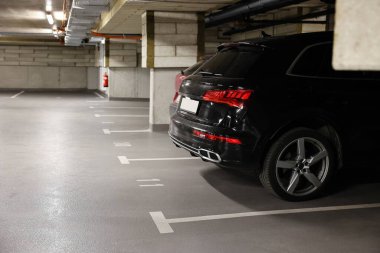 Arabalı yeraltı otoparkı manzarası