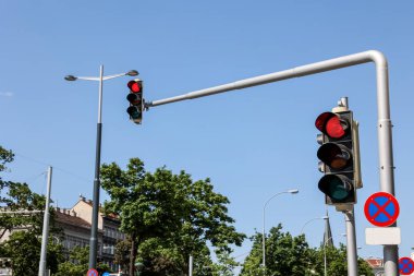 Şehirdeki trafik ışıklarının görüntüsü