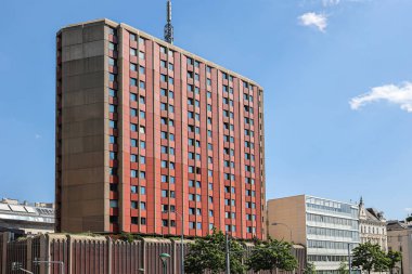 Şehirdeki kırmızı çok katlı binanın görüntüsü