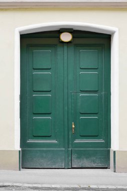 Yeşil kapılı bina manzarası