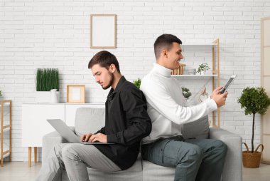 Gençler evlerinde online randevularında aletler kullanıyorlar.