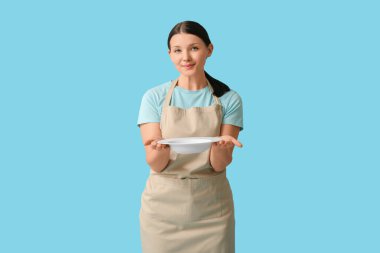 Mavi arka planda güzel bir garson kız.