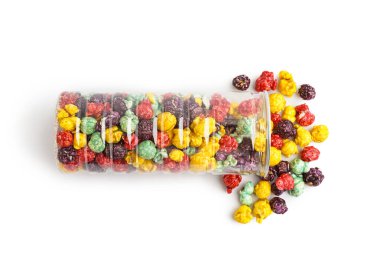 Beyaz arka planda renkli patlamış mısırlı plastik şişe.