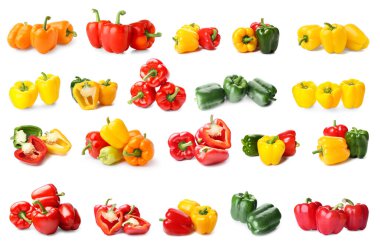 Beyaz arkaplanda bir sürü dolmalık biber