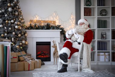 Noel Baba, Noel arifesinde evde lokumla sıcak çikolata içiyor.