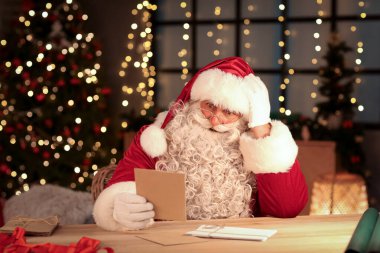 Noel Baba 'yı Noel arifesinde evde mektuplarla şok etti.