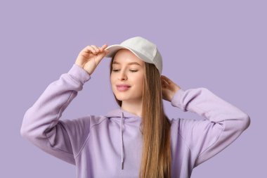 Leylak kaplamalı şık beyaz şapkalı güzel bir kadın.