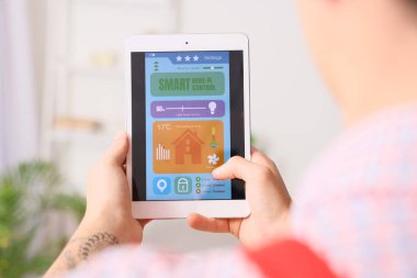 Evde alarm sistemi yüklü tablet taşıyan erkek işçi, yakın plan.