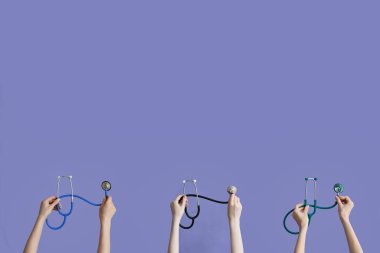 Leylak arka planında steteskoplu kadın elleri