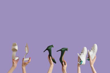 Topuklu ayakkabı, terlik ve leylak arka planda kadın eli.