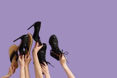 Leylak arkaplanda parmak arası terlik, topuklu ayakkabı ve kadın eli.