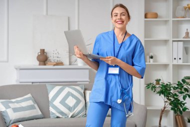 Modern dizüstü bilgisayarı olan genç bir tıp öğrencisi.