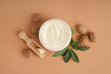 Bej arka planda Shea yağı ile kavanoz