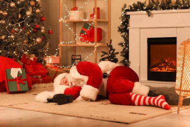 Sarhoş Noel Baba partiden sonra halıda uyuyor.